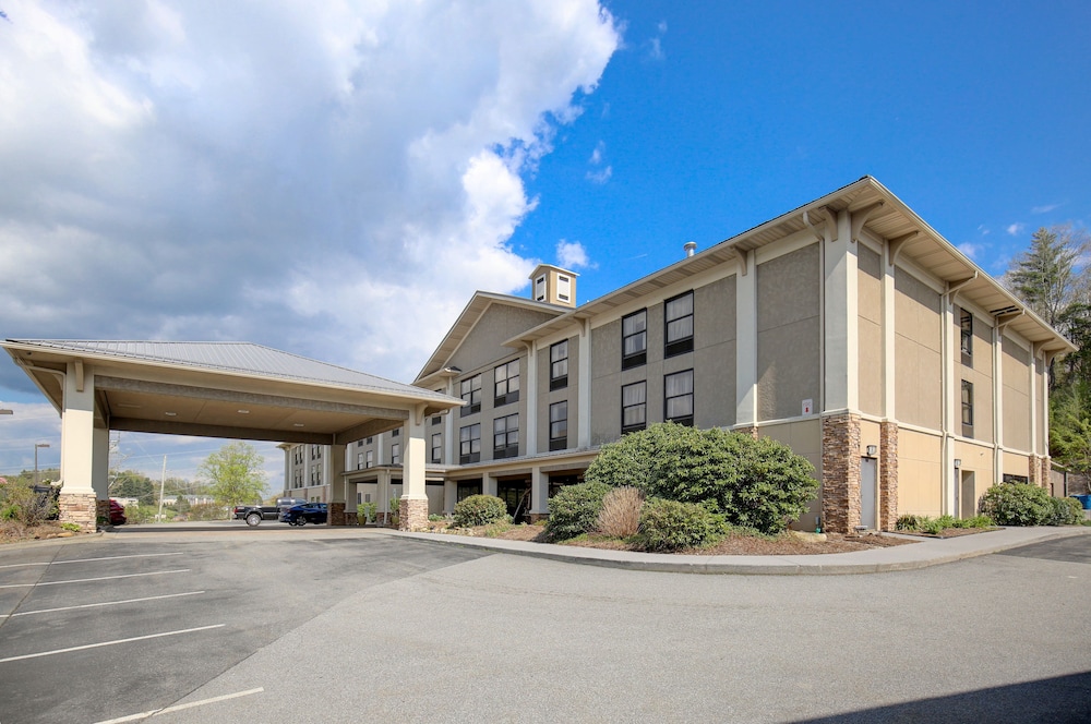 Quality Inn & Suites Boone - University Area 2/24