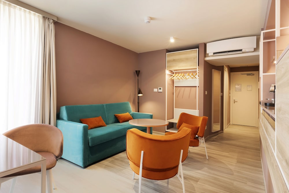 Adesso Hotel 32/50
