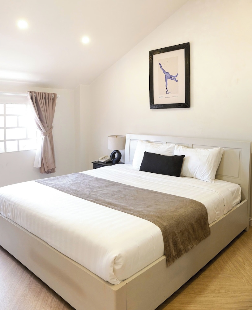 DELUXE, SINGLE, DOUBLE BED