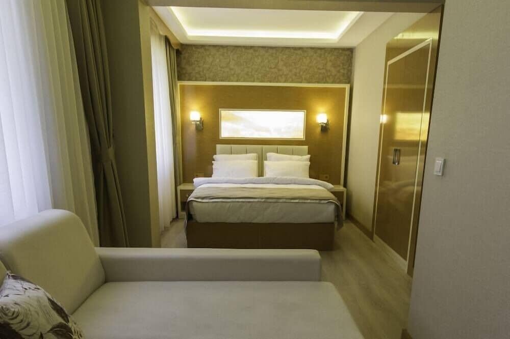 DE MAISON AIRPORT HOTEL 11/63