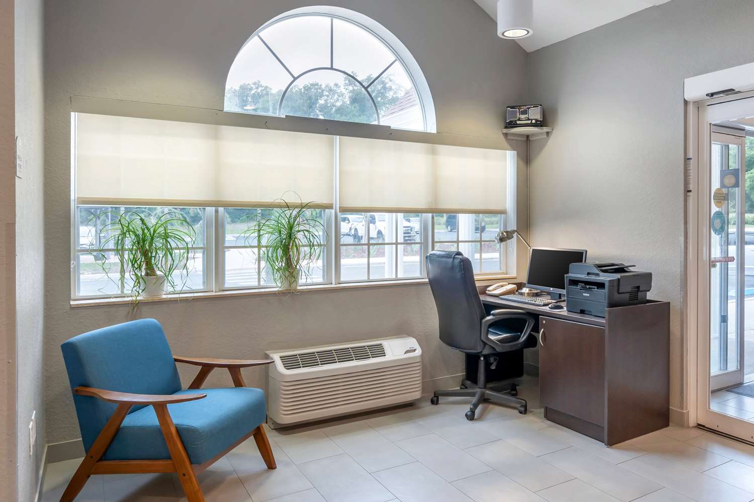 Microtel Inn and Suites by Wyndham Brooksville 40/53