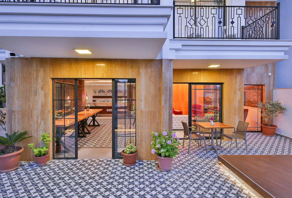 Lale Hotel 2/50