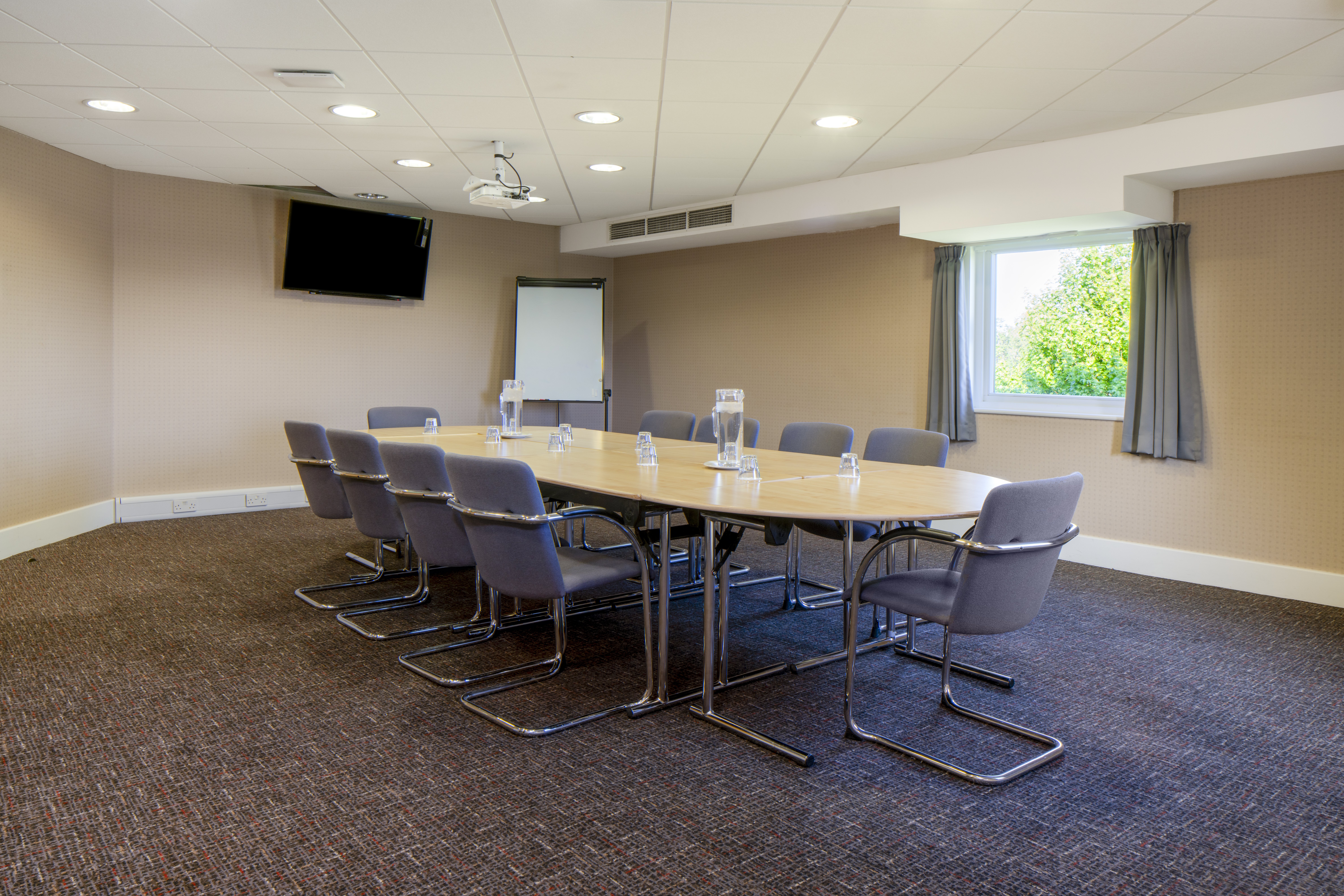 Holiday Inn Express London Epsom Downs 54/69