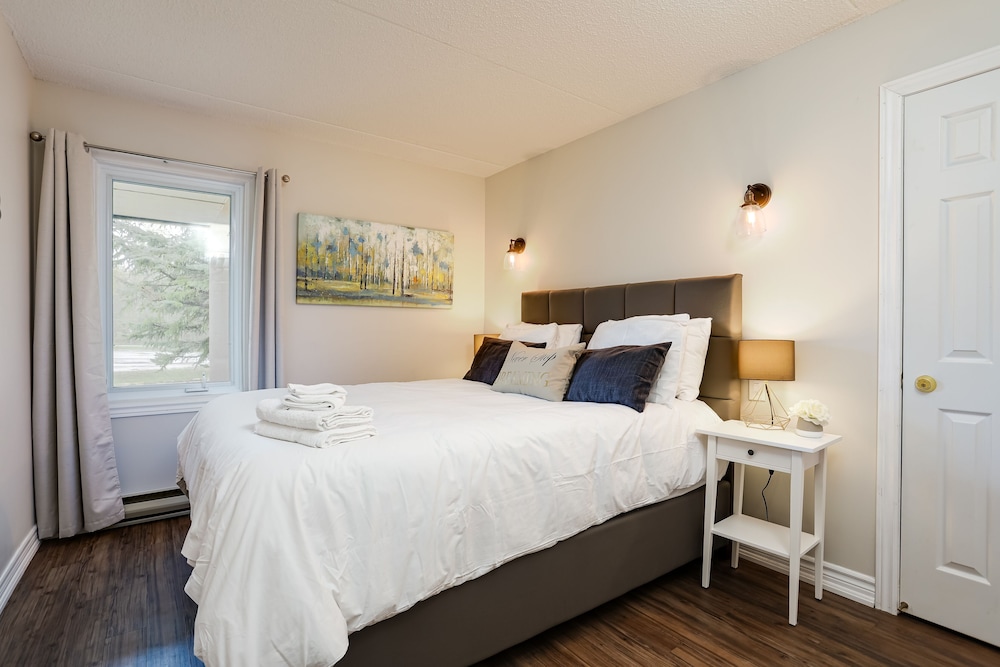 Green, 3 Queen Beds, Sofa، The Lodges At Blue Mountain Wintergreen Condos 3/10