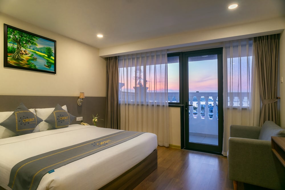 غرفة بريميير بسرير كينج بإطلالة على البحر، Orbit Hotel 2/7