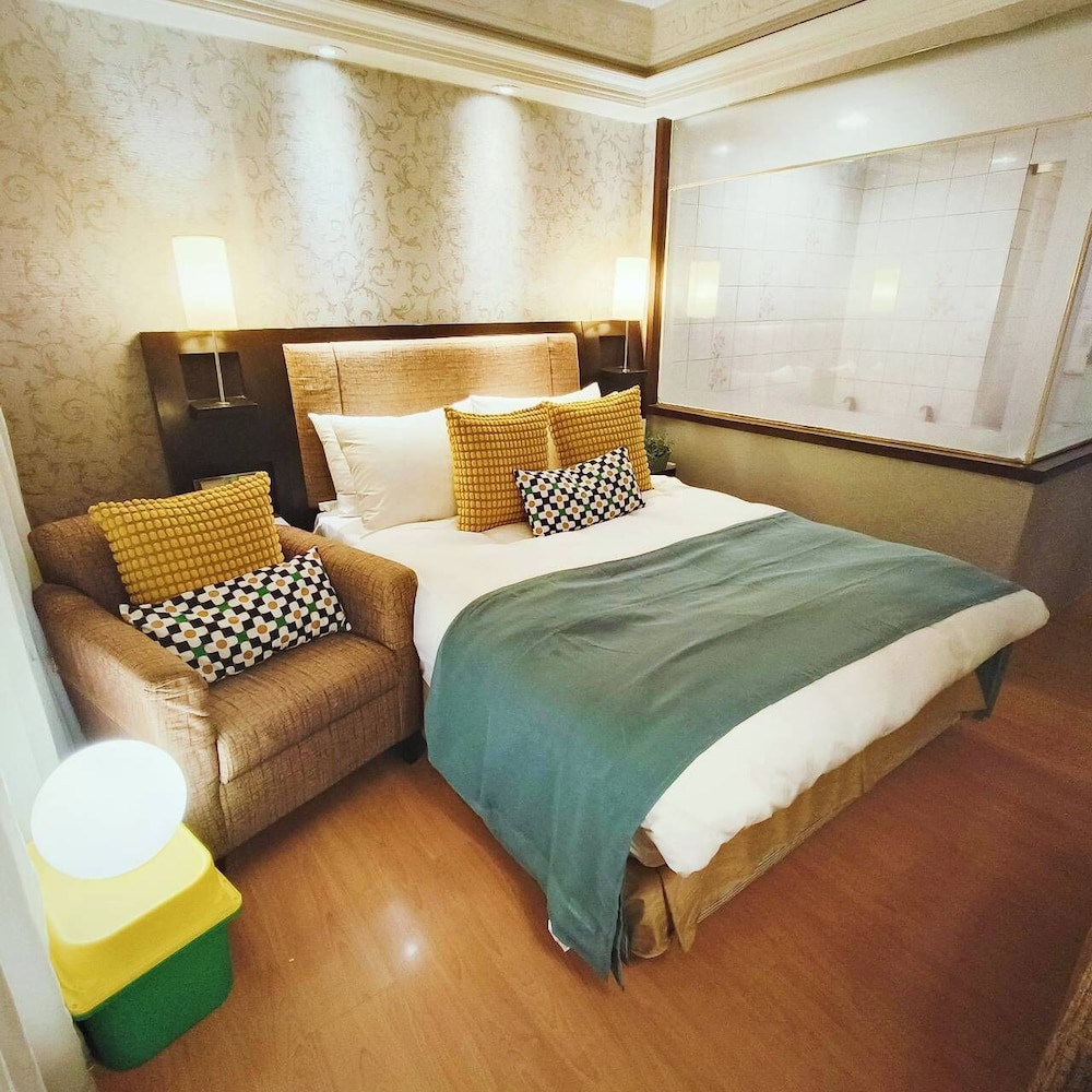 ROOM, DOUBLE BED