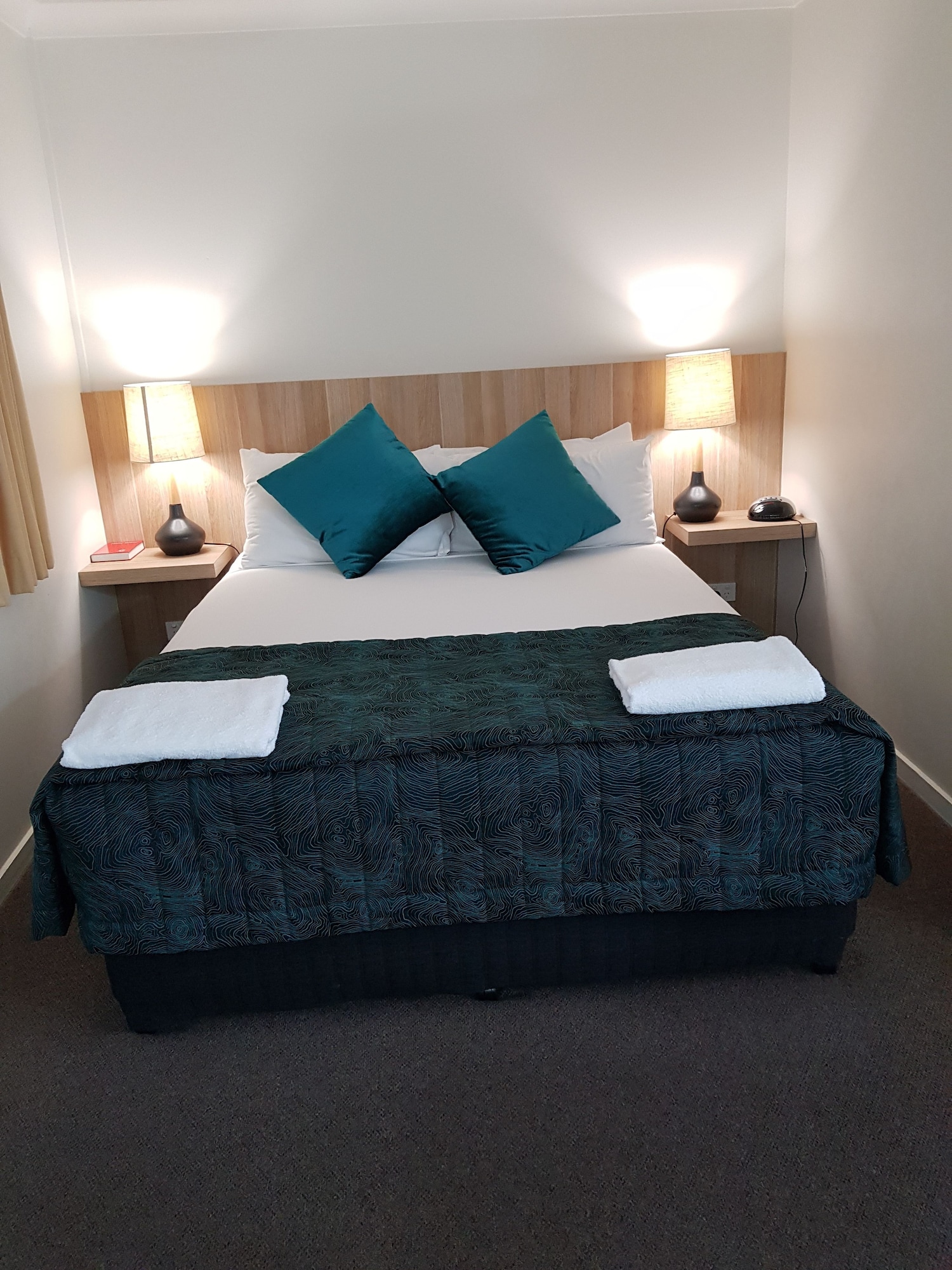 MOTEL, QUEEN BED