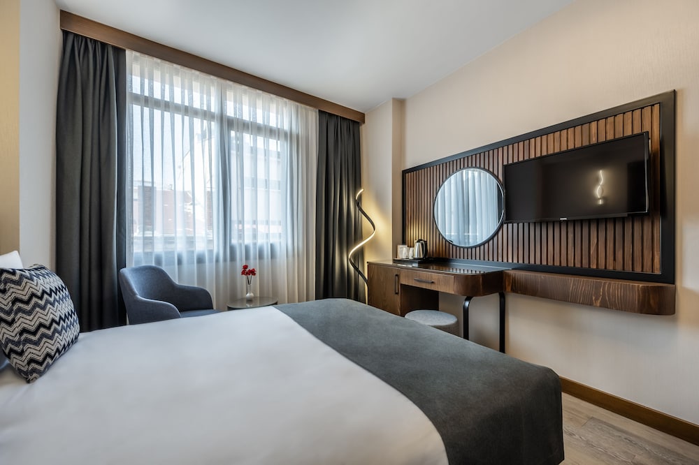 Bristol Hotel 14/50
