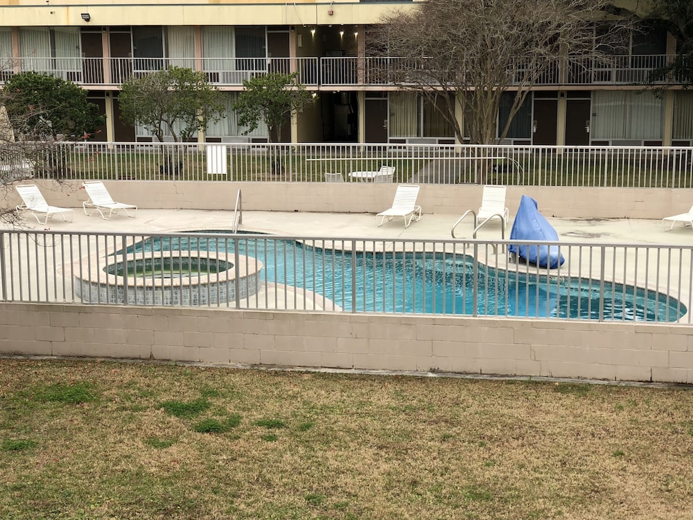 Super 8 by Wyndham Baton Rouge/I-10 3/31
