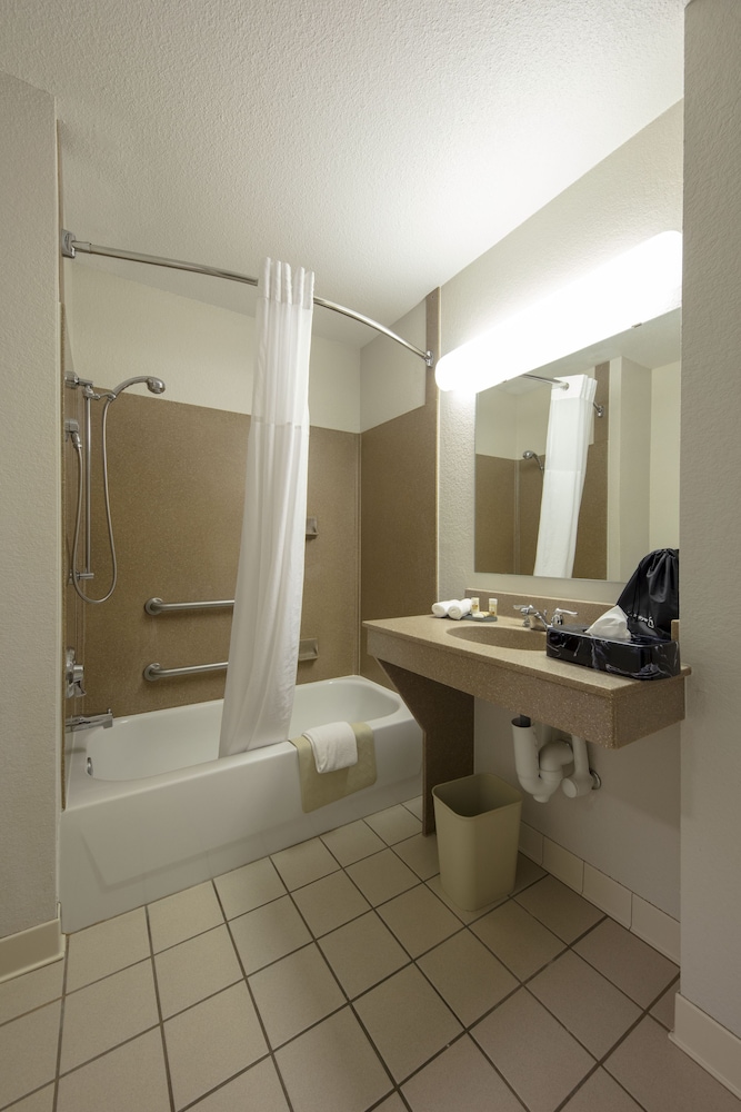 La Quinta Inn Suites Springfield Airport Plaza 35/61