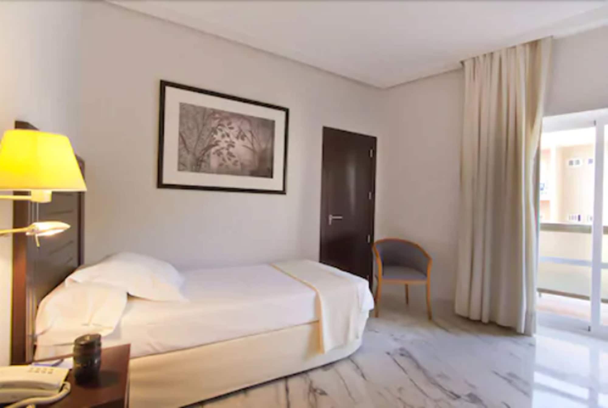 ROOM, SINGLE