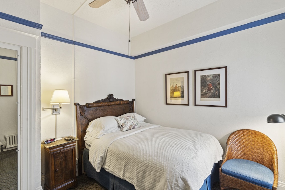 ROOM, DOUBLE BED, SHARED BATHROOM, BATHTUB