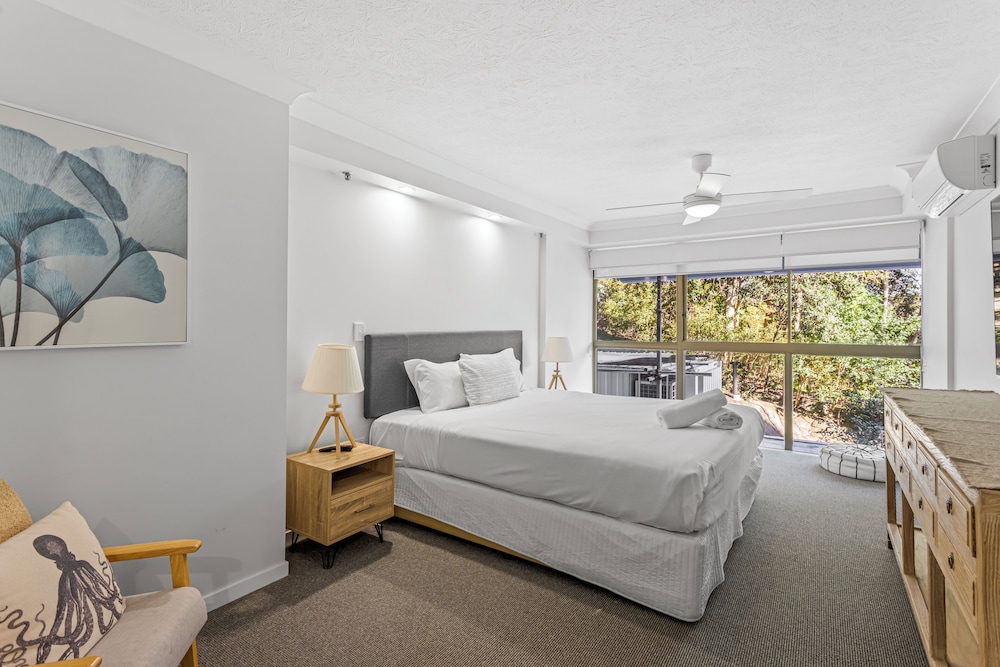 4 Bedrooms, Ocean, Luxury, Apartment, 1 Queen and 4 Single Beds