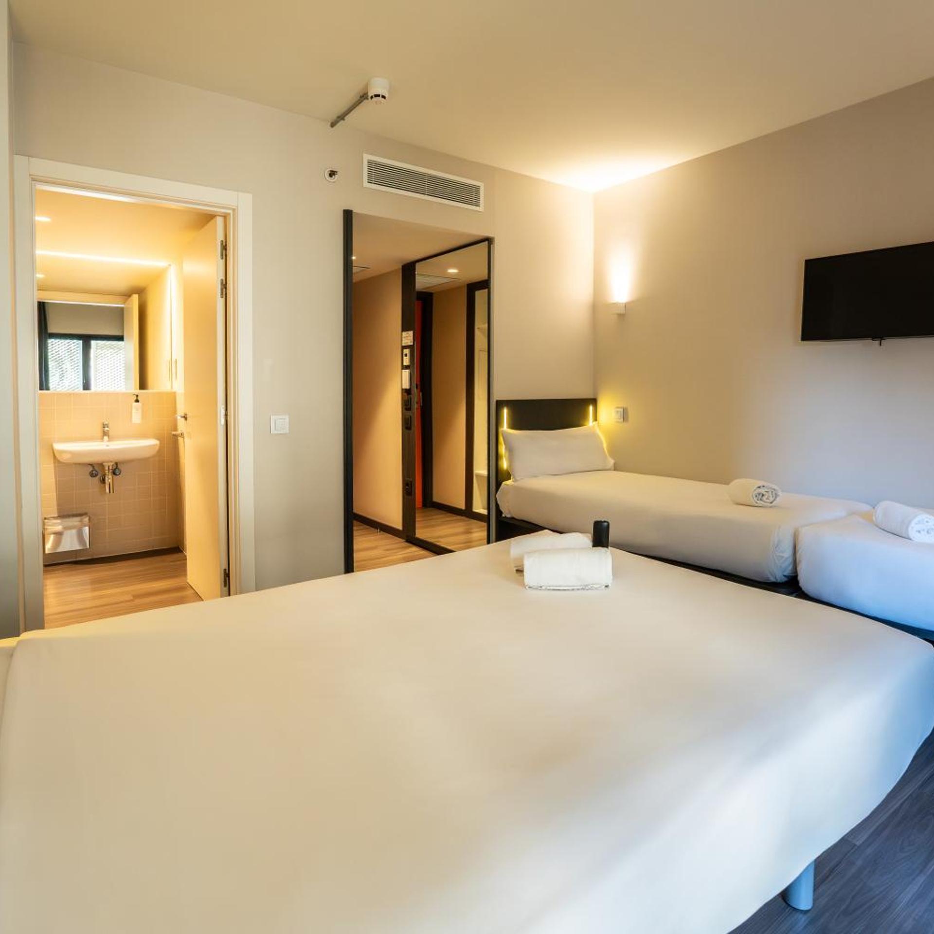 غرفة عائلية بسرير مزدوج، easyHotel Barcelona Fira 10/10