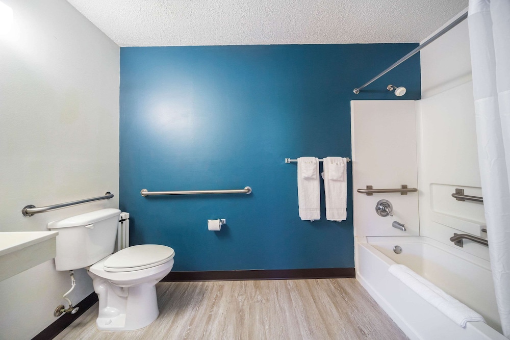 Suburban Studios Biloxi North Area 21/45