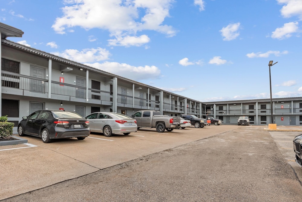 Super 8 by Wyndham Texas City 37/50