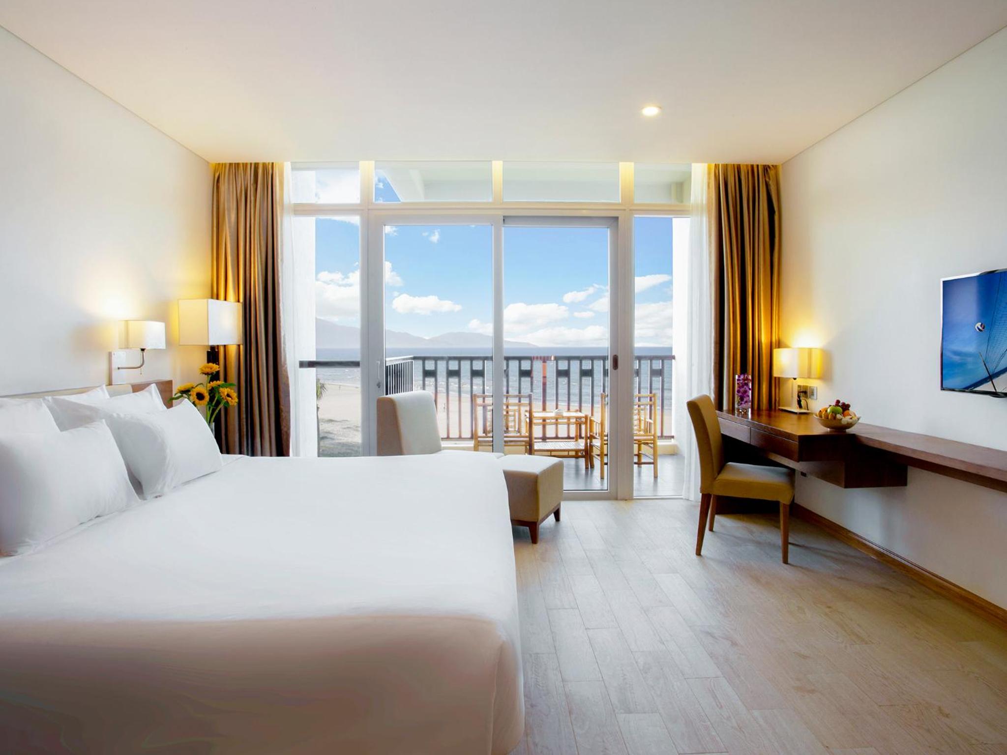 PREMIUM DELUXE OCEAN VIEW KING