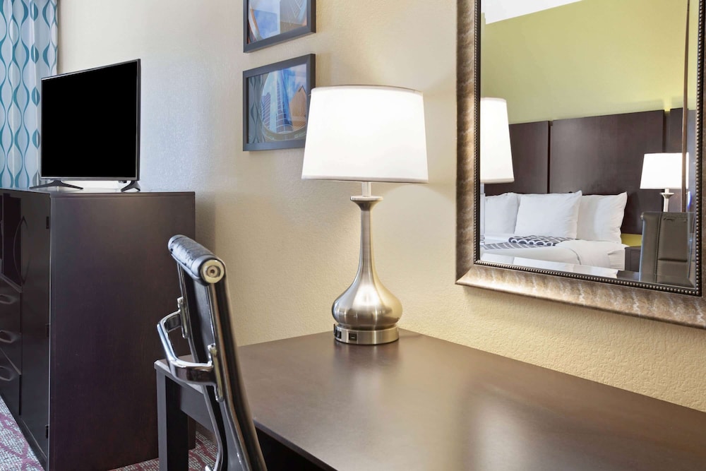La Quinta Inn & Suites by Wyndham Pasadena North 27/30