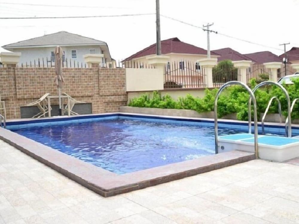 Ellyxville Hotels 35/39