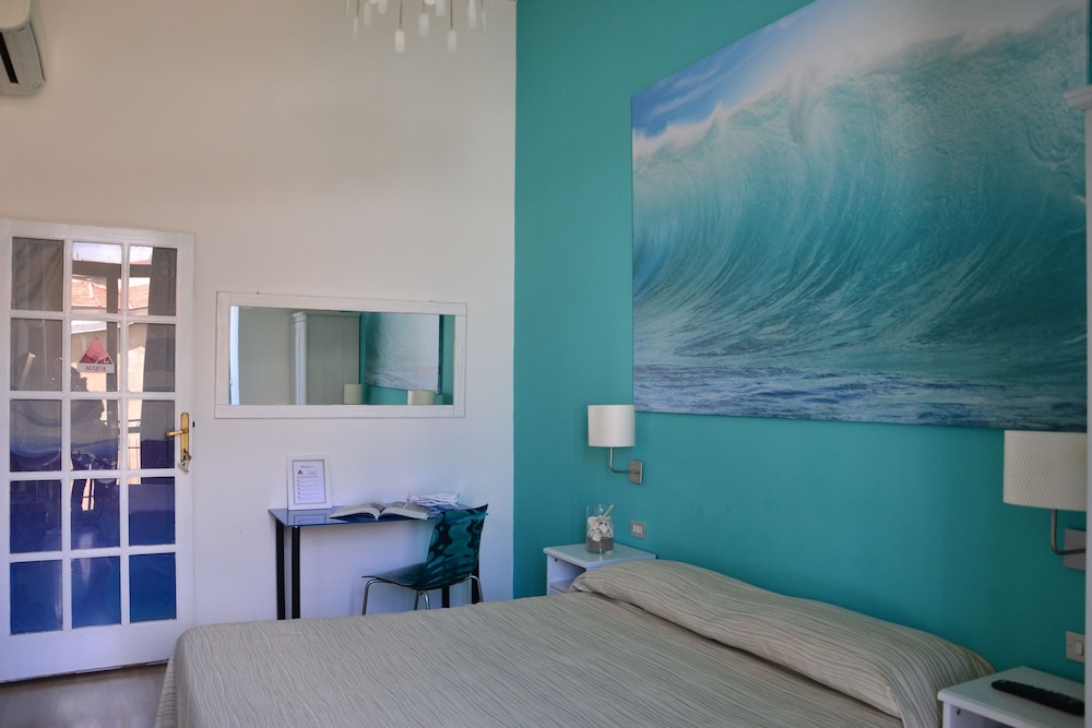 ROOM, DOUBLE BED, EXTERNAL BATHROOM