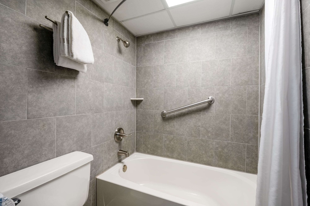 Days Inn by Wyndham Perrysburg 24/24
