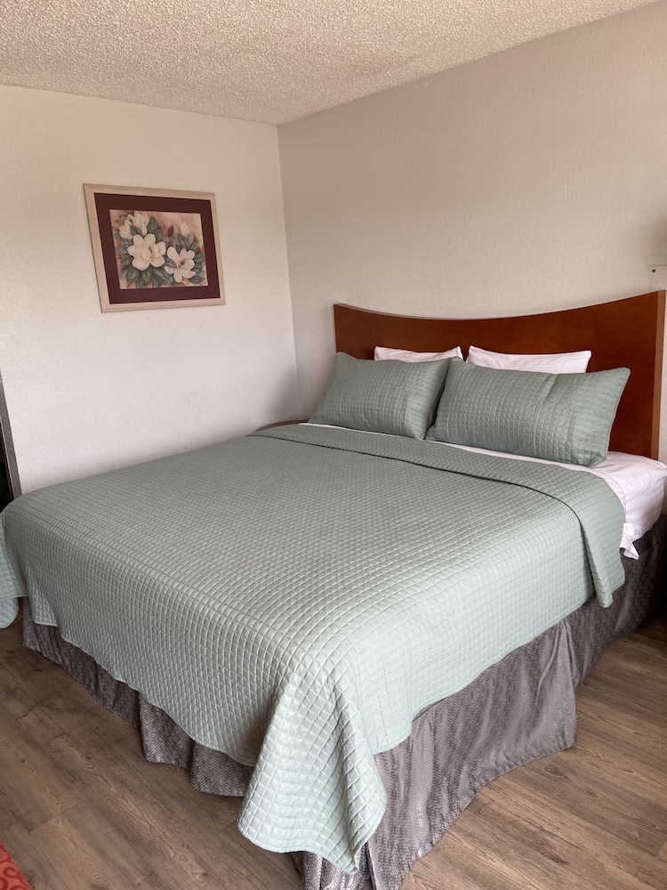 Colonial Inn 8/47
