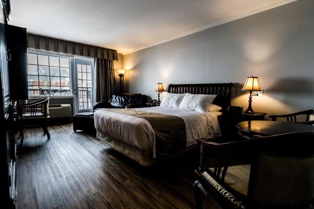 Superior, Queen Bed, Partial Lake View