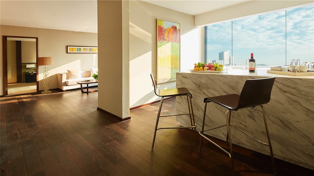 Lia Charlton Hotel Shenzhen 5/48