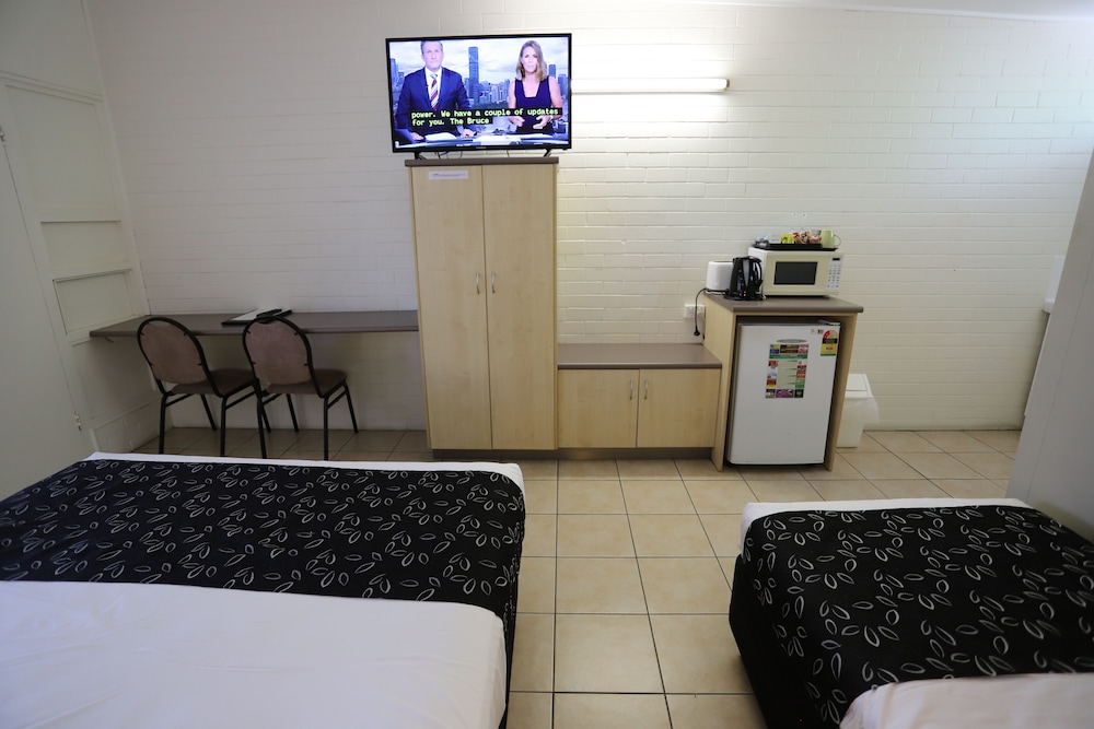 TROPIC COAST MOTEL 23/74