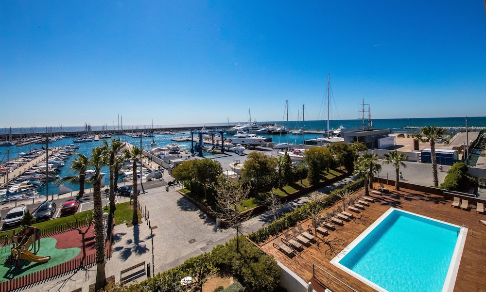 Atenea Port Mataro Hotel 63/65