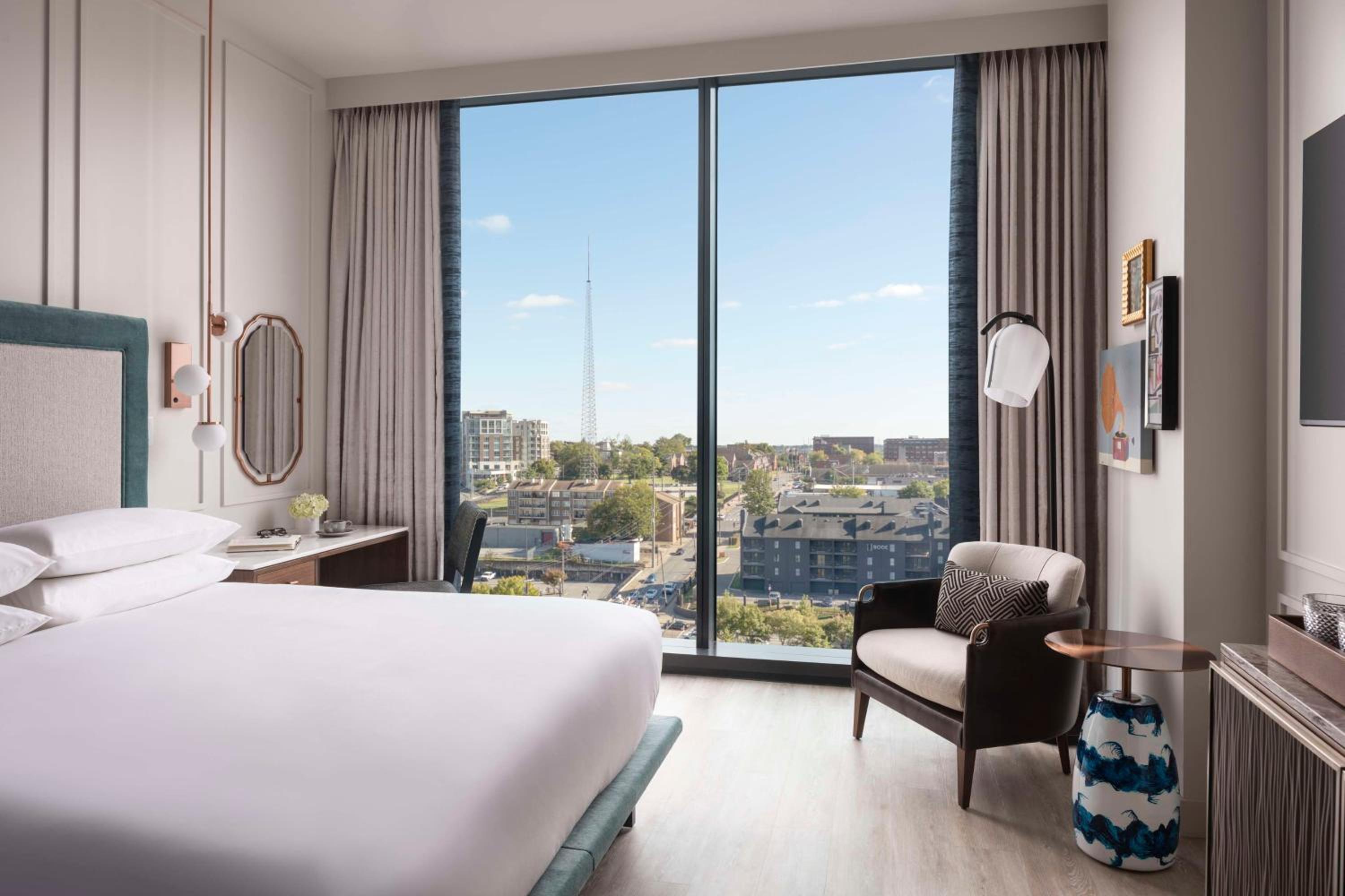 SUITE, KING BED, HIGH FLOOR