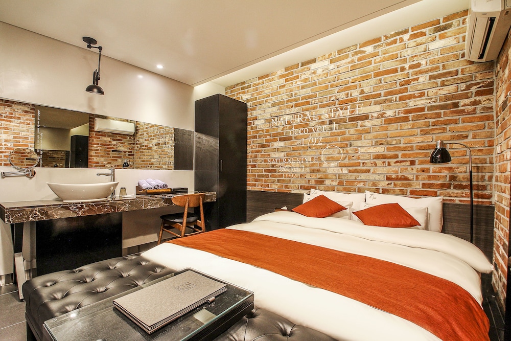 Hotel 2.4 8/50