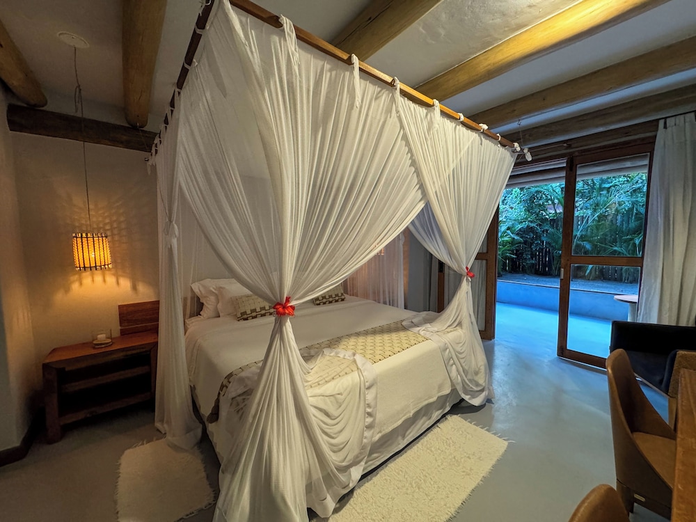 ROOM, GARDEN FRONT