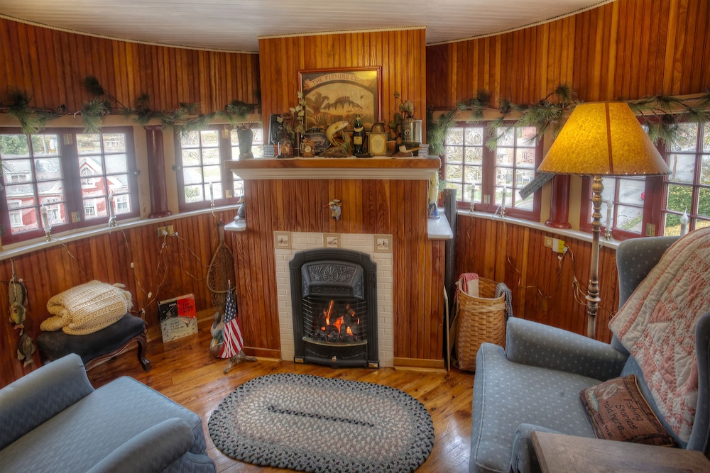The Queen, A Victorian Bed and Breakfast 45/74