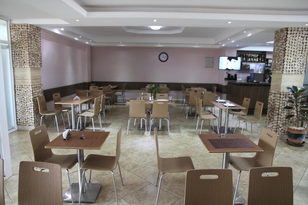 Namayiba Park Hotel 40/50