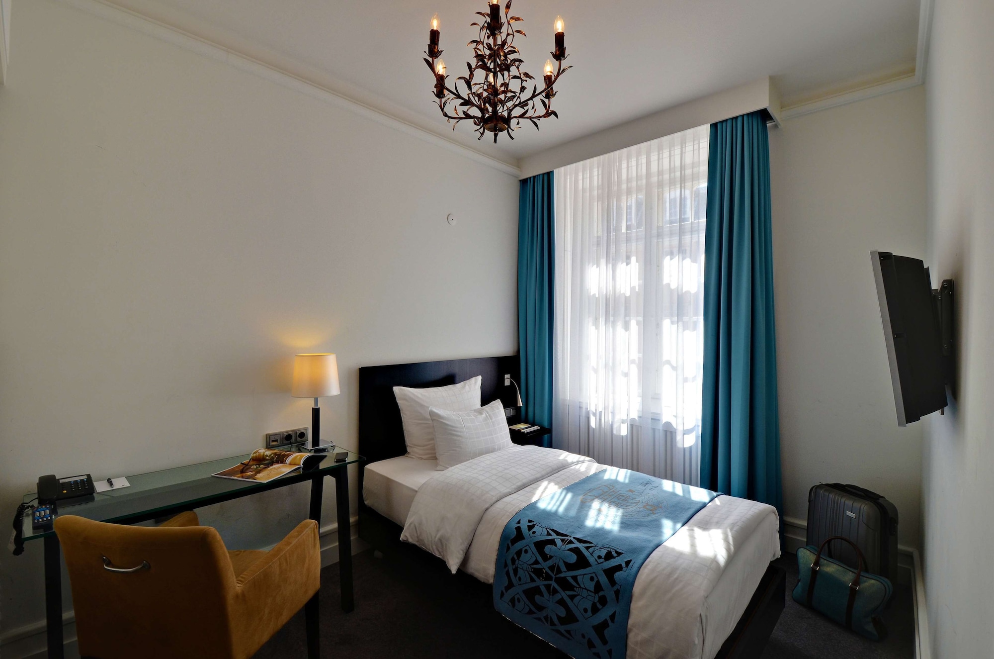 ROOM, SINGLE