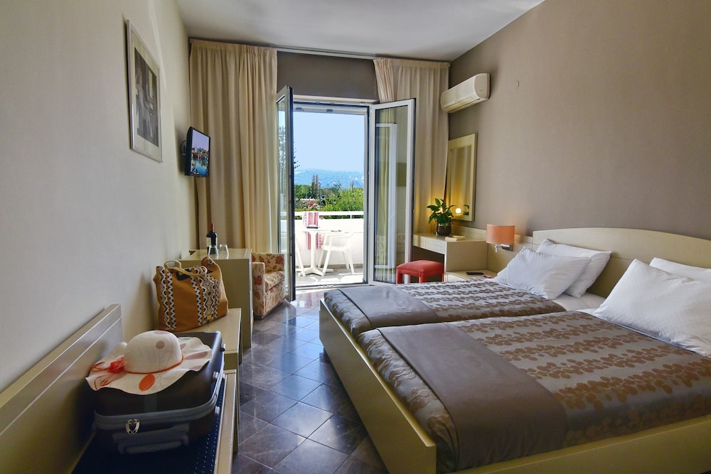 Mantenia Hotel 7/50