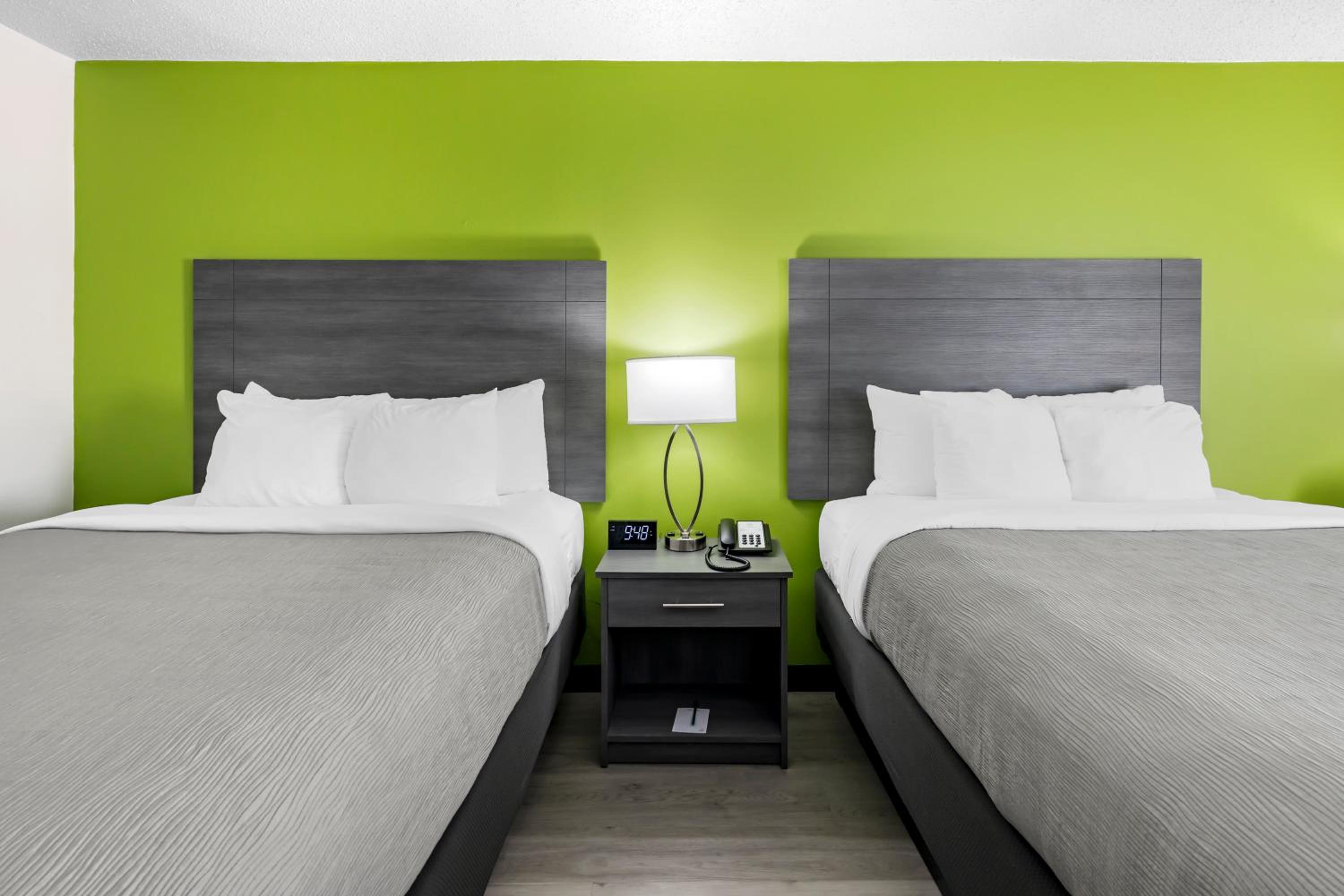 Deluxe, 2 Queen Beds, Quality Inn Clarksville 2/8