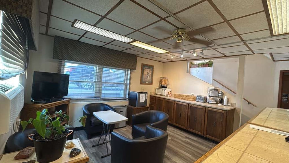 Sundowner Inn Forsyth I 94 44/62
