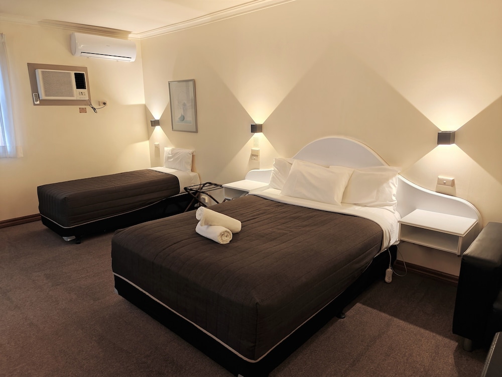 SPA, TWIN BEDS