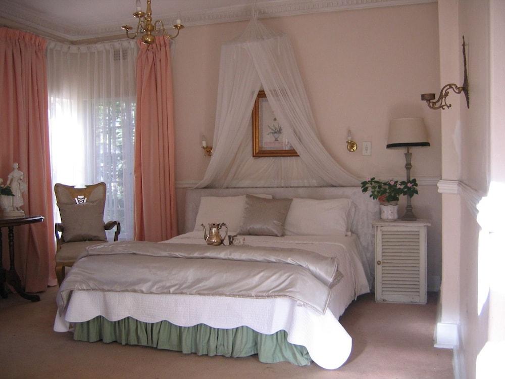 Mary, Room