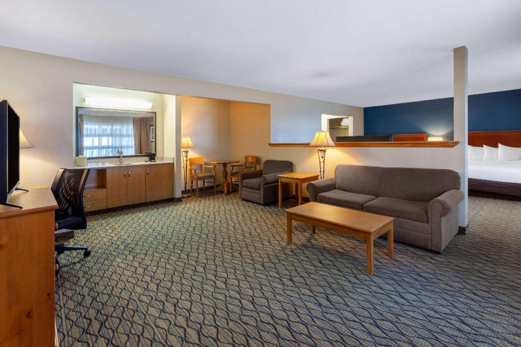 Suite, 2 Queen Beds, Lake Front, Kitchenette