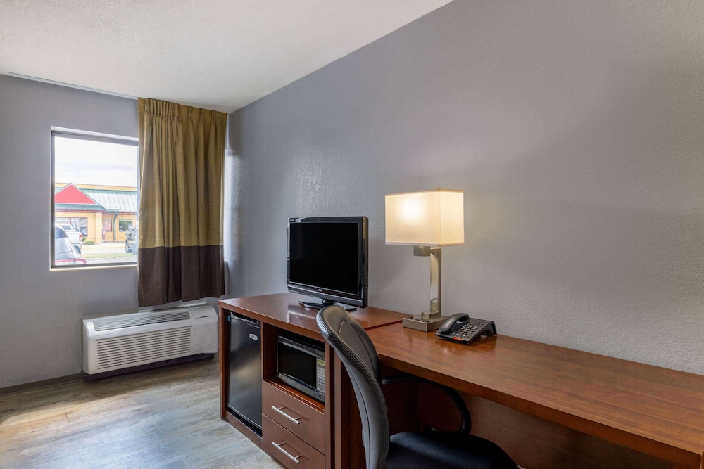 Travelodge by Wyndham Brooklyn Center 38/48
