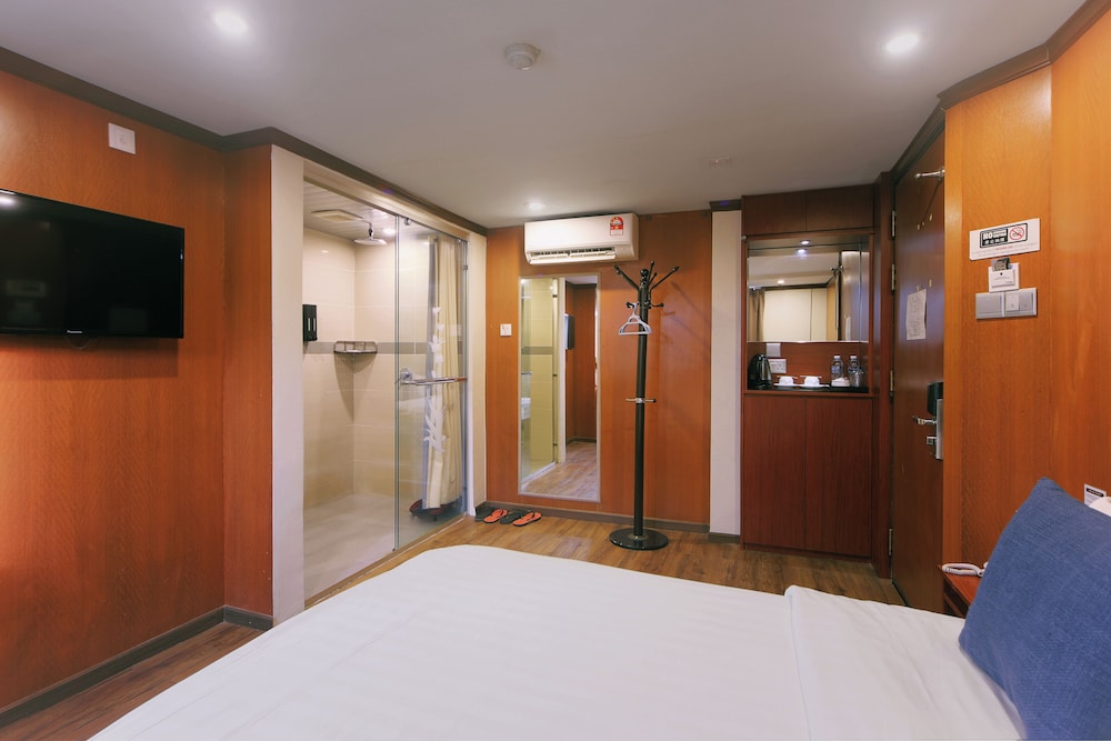 DELUXE, QUEEN BED, NO WINDOW