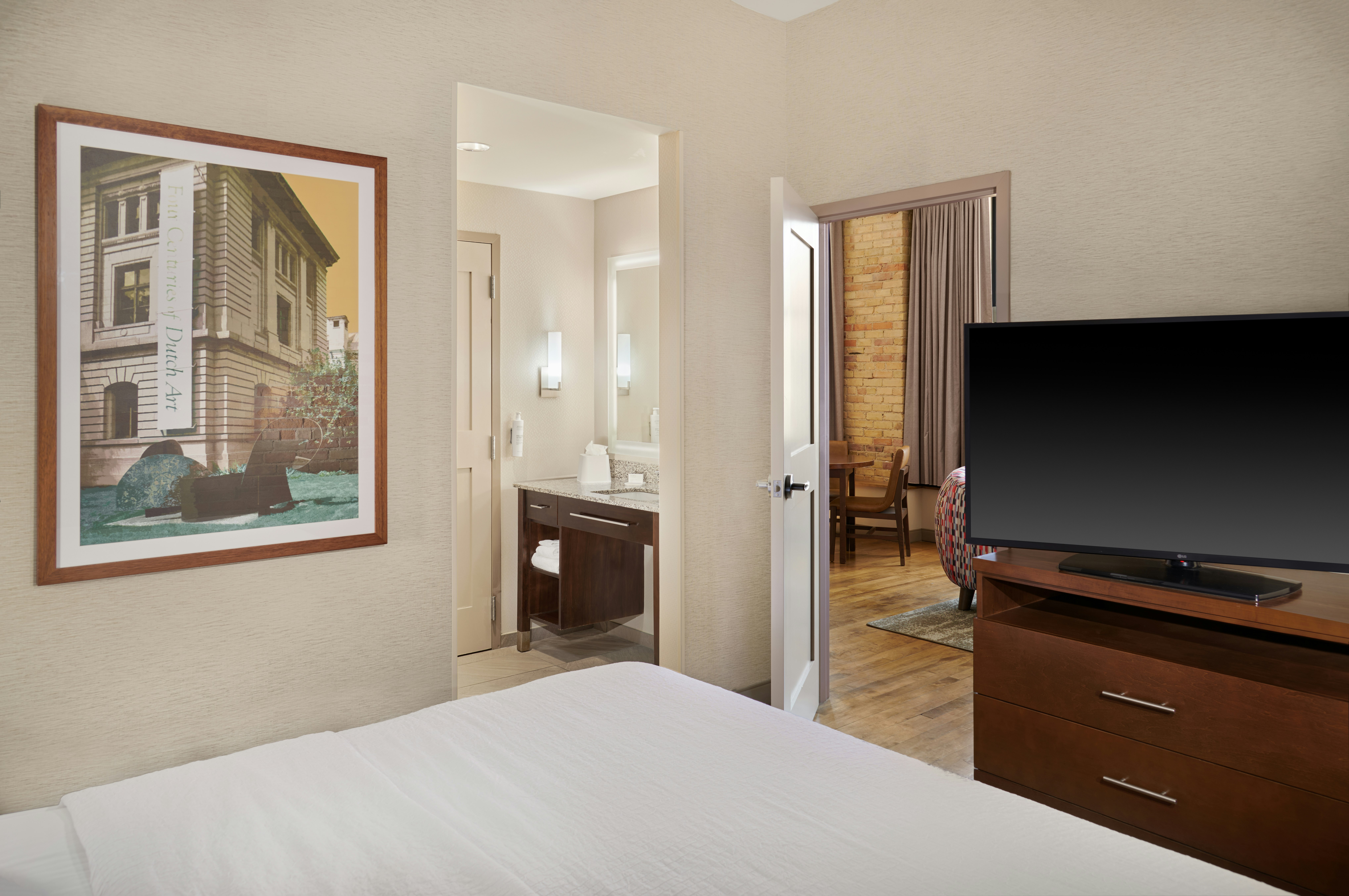 1 BEDROOM, SUITE, KING BED, CITY VIEW