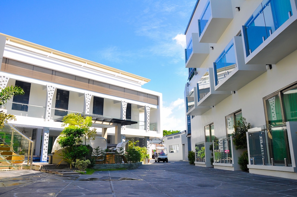 Eloisa Royal Suites 54/58