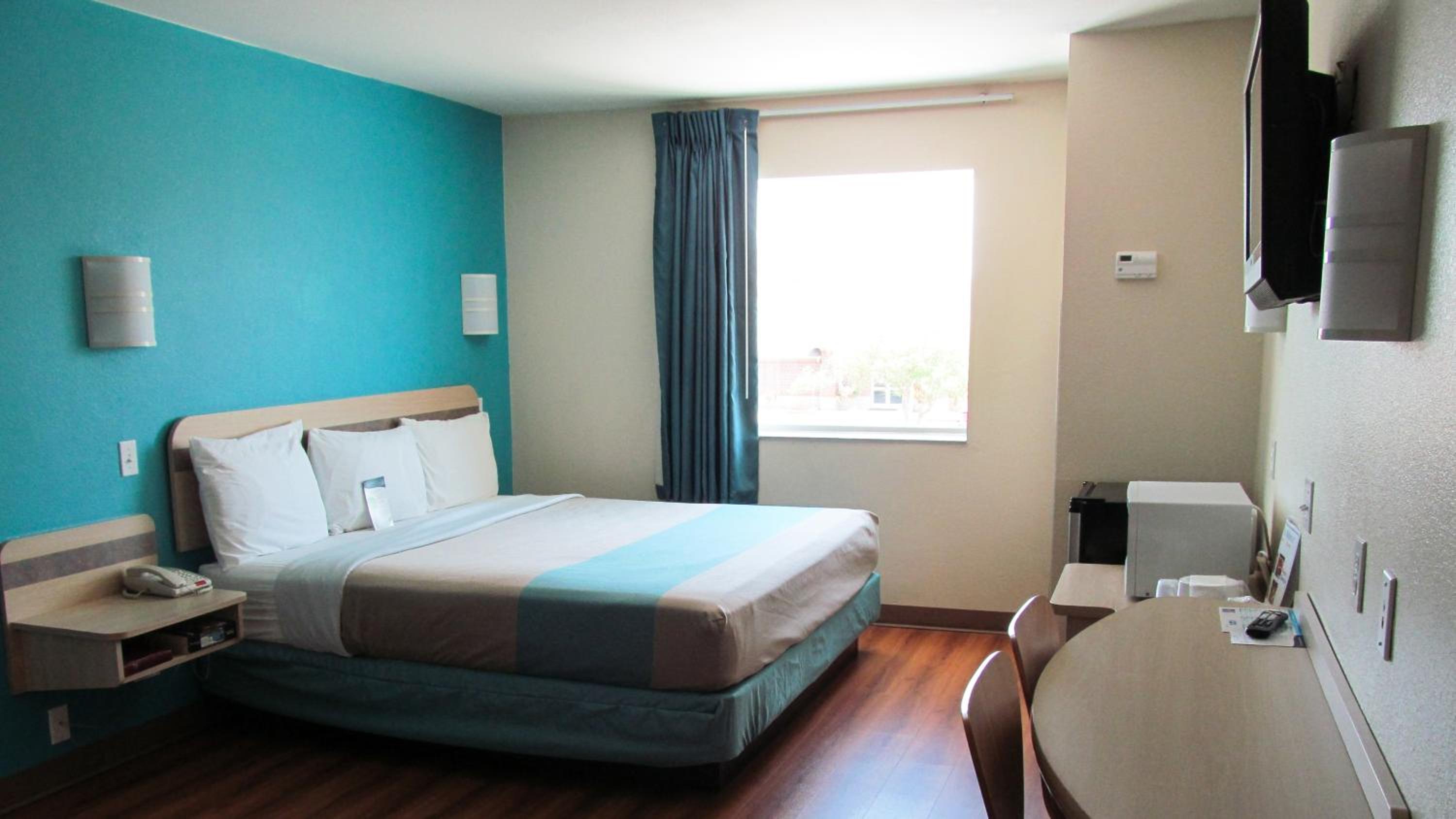 1 King Bed - Mobil Access Tub Nsmk Micfridg، Motel6 Norman, OK 8/10