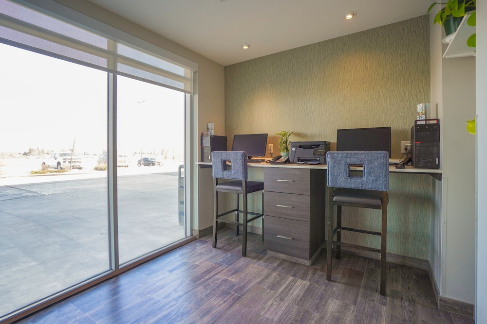 Fairfield Inn & Suites by Marriott Airdrie 6/54