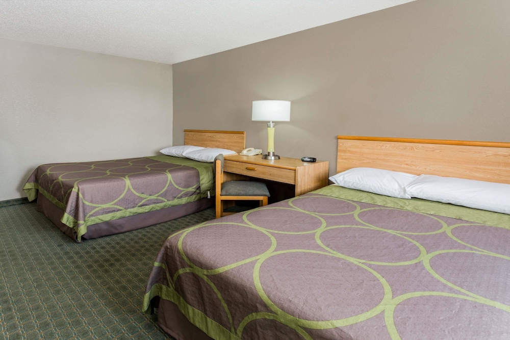Super 8 By Wyndham St. Charles 4/16