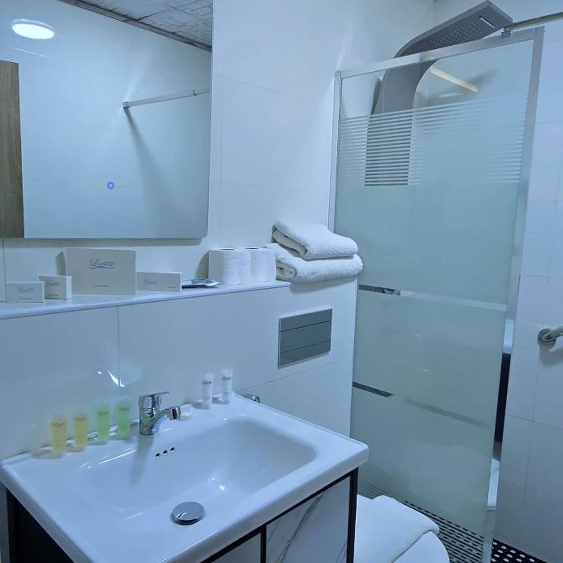 Balcony Hotel and Suites 46/49